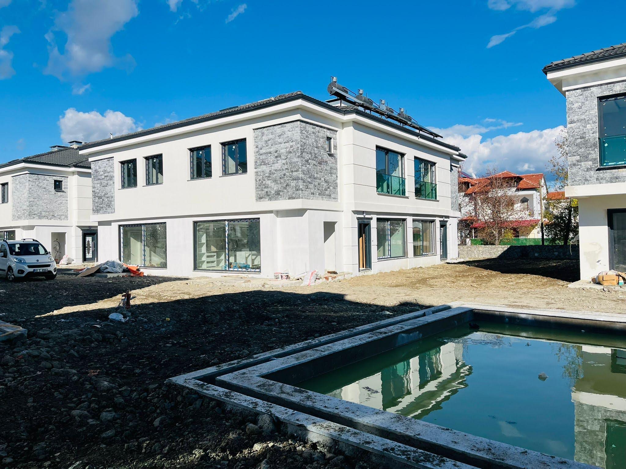 Karaçalı’da Prestijli Sitede Kiralık Villa – 3+1, Bahçeli, Ortak Havuzlu