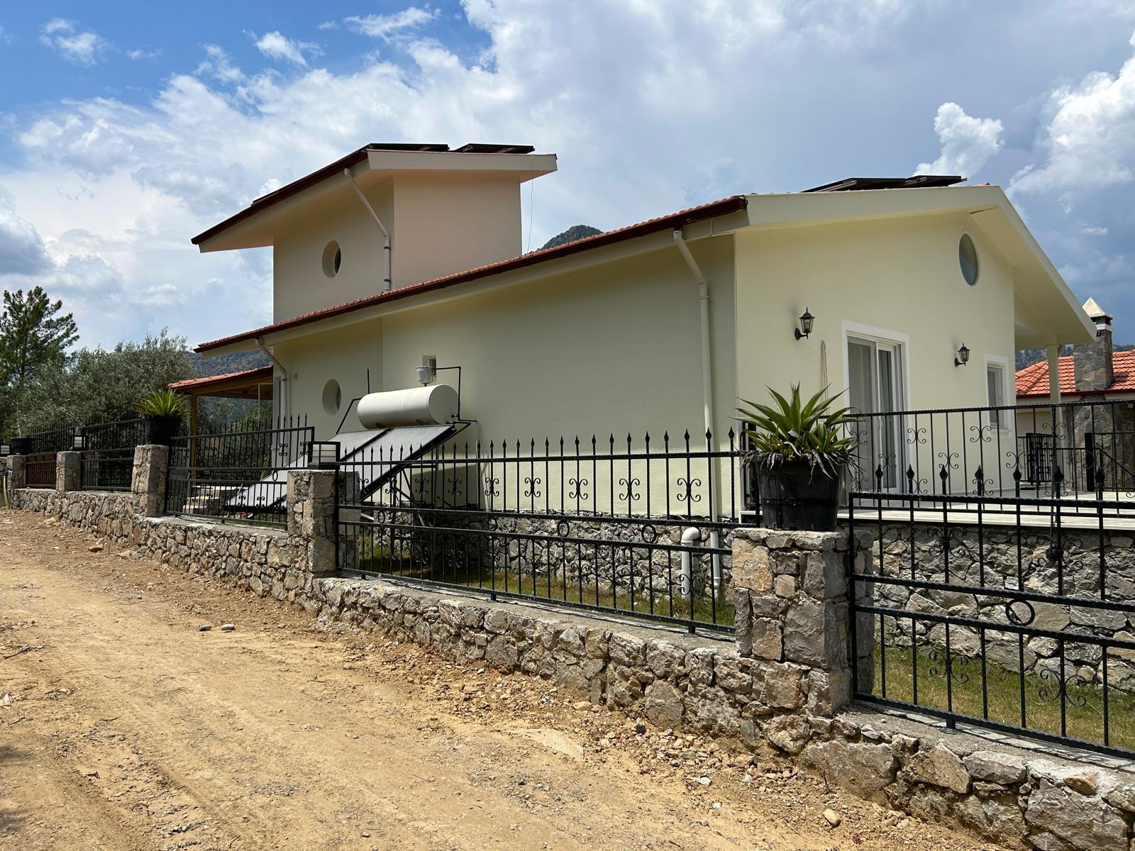 Dalaman Akkaya’da 2 Müstakil Villa – Geniş Arsa, Yatırımlık Fırsat!