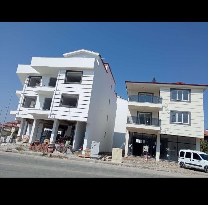 Dalaman Hürriyet Mahallesi Hastane Kavşağında – Komple Satılık Gelir Getiren Bina 