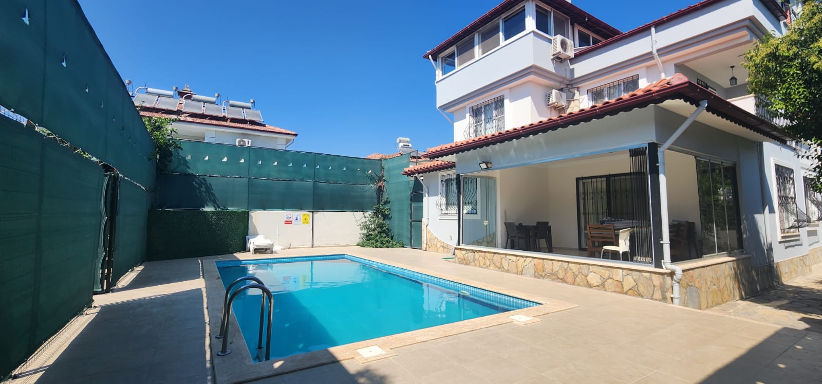 Karaçalı’da 414m² Arsada Müstakil Havuzlu 5+1 Lüks Triplex Villa 