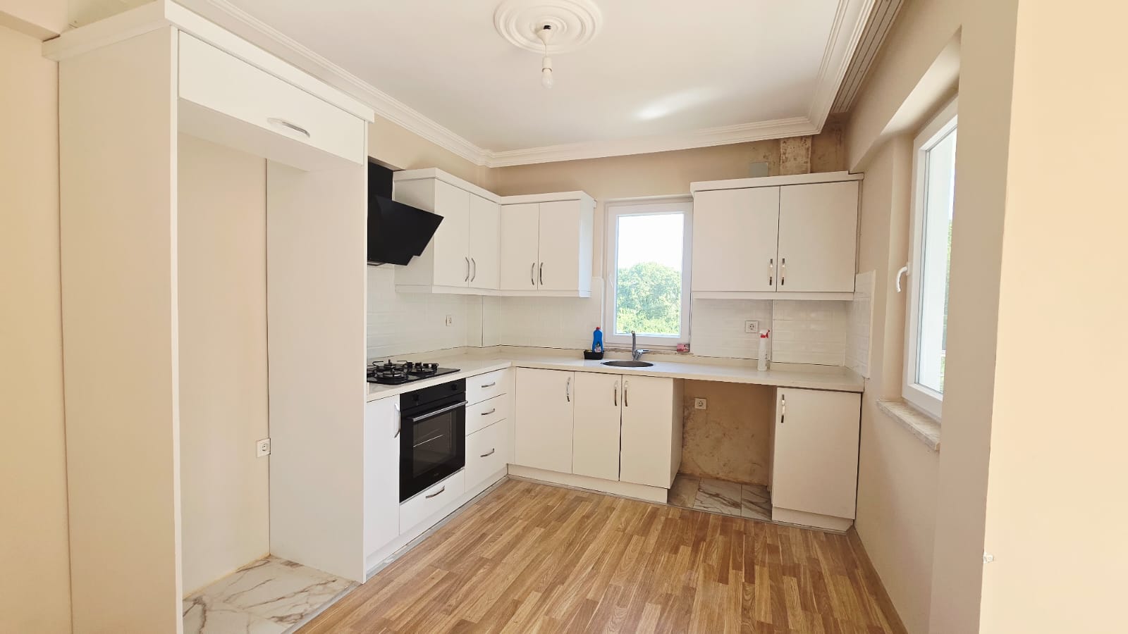 Altıntaşta Yatırımlık 2+1 Havuzlu Sitede Ferah Ara Kat