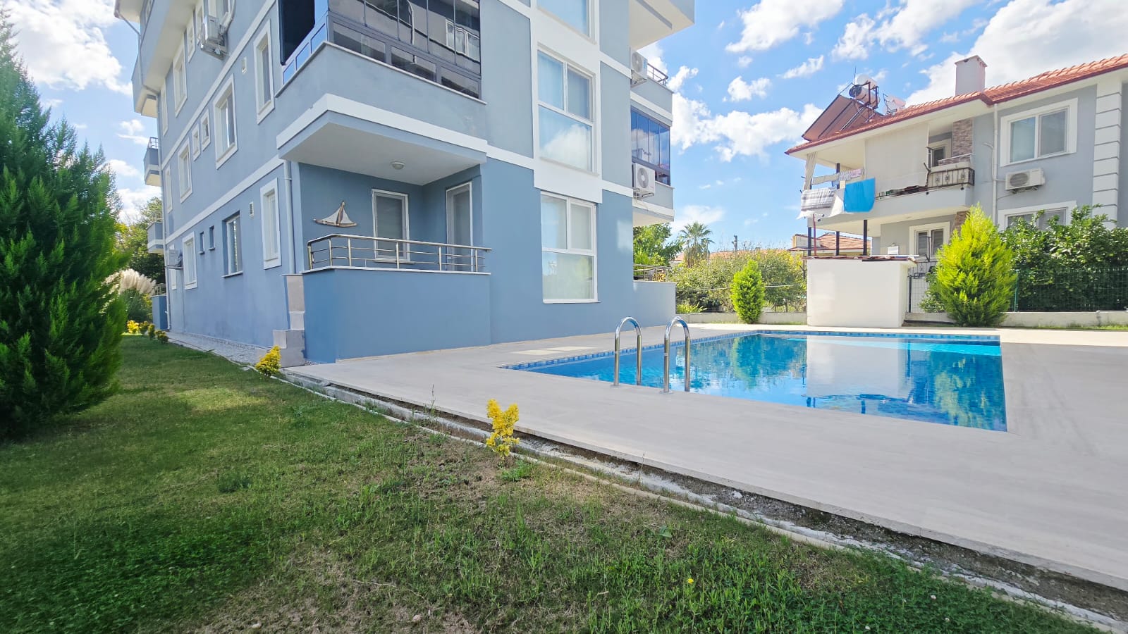 Altıntaşta Yatırımlık 2+1 Havuzlu Sitede Ferah Ara Kat